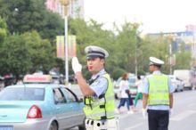 临港交警吃瓜事件视频最新,视频曝光引发网友热议