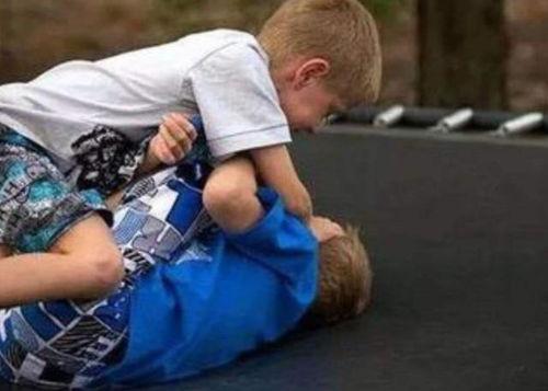 大人打架小孩吃瓜视频播放,孩子成“吃瓜群众”的幕后故事