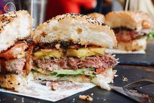 大瓜头吃汉堡包好吗视频,趣味横生美食之旅